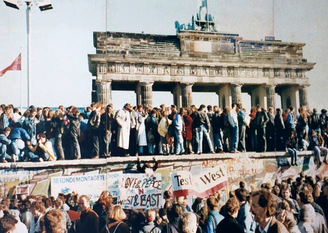 Die Geschichte fuhr einem entgegen: vor dreißig Jahren fiel die Berliner Mauer