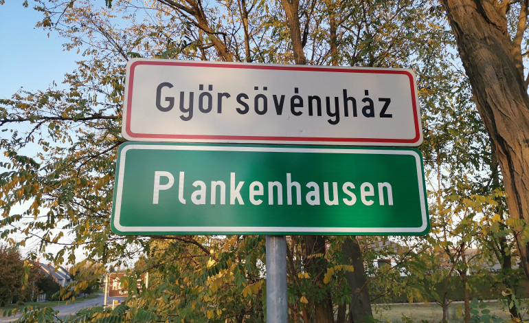 Deutschsprachige Ortsschilder in Plankenhausen/Győrsövényház