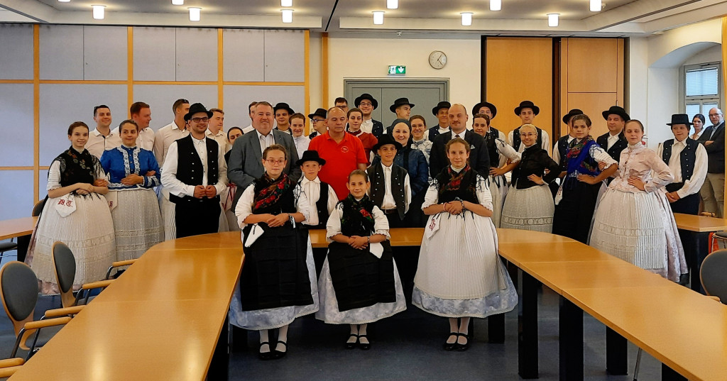Die Lochberg-Tanzgruppe, Botschafter Györkös und Oberbürgermeister Kreuch bei dem Festempfang am Gothaer Rathaus am Eröffnungstag der Europeade.