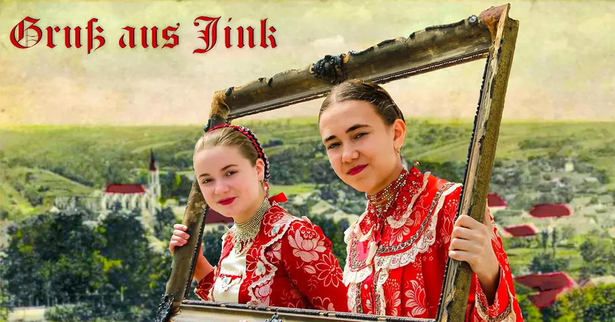 Wenn die Moderne auf Tradition trifft Christina Gommermann aus Mutsching gewinnt Hauptpreis beim „Blickpunkt” Von Richard Guth „Ich bin immer wiederkehrende Teilnehmerin des „Blickpunkt”-Fotowettbewerbs. Als Debütantin im Jahr 2017 habe ich noch keinen Preis bekommen, ich war nur unter den Finalisten. 2018 habe ich schon mehrere Fotos über das Heimatmuseum meines Heimatorts Mutsching/Mucsi hochgeladen und ich wusste nicht, was mich in diesem Jahr erwarten kann. Ich war überrascht, Wochen später zu sehen, dass es eines meiner Bilder wieder ins Finale geschafft hatte und ich zur Preisverleihung in die Budapester Kunsthalle eingeladen worden war. Der Sohn meiner Freundin und meine Tocher waren auf dem Foto zu sehen. So reisten wir vier zusammen (Kinder und Mütter) in die Hauptstadt und sahen uns die „Blickpunkt”-Preisverleihung an. Im Rahmen der Abschlussveranstaltung werden alle Bilder in Form einer Projektion mit musikalischer Untermalung präsentiert, die Werke der Endrunde ausgestellt und die Preisträger geehrt”, erzählt Christina Gommermann über ihre Auszeichnung in der Kategorie „Postkarte” Ende letzten Jahres. „Im Jahre 2024 wollte ich ein Bild, in dem das Leben aus jungen Mädchen herausströmt und das die Vergangenheit in der Zukunft lebendig zeigt. Sie „steigen” aus einem alten Bilderrahmen. Im Hintergrund ist eine alte, farbige Postkarte der Stadt Jink/Gyönk zu sehen. Die farbenfrohe Kleidung der Mädchen und der grüne Hintergrund verleihen dem Bild wirklich eine gewisse Frische. Die Dächer der Häuser sind in einem grellen Rot gehalten, das mit den roten Lippen der Mädchen harmoniert. Harmonie zeigt sich auch darin, wie unsere Vergangenheit in die Gegenwart passt, und das macht uns Ungarndeutschen einzigartig”, weiht die Autorin in die Philosophie des Werkes ein. Gommermann berichtete im SB-Gespräch über mehrjährige Erfahrungen beim „Blickpunkt”-Wettbewerb, der sich dem Ungarndeutschtum auf visuelle Art nähern will. Für sie ist die Teilnahme eine Art Bekenntnis und böte einen Einblick in die persönlichen Erlebnisse des Fotografen. Bei der Betrachtung der Fotos soll man nicht nur seine Augen, sondern auch sein Herz öffnen. Es gehe dabei nicht „um das Schematische, das hundertfach Abgedroschene, sondern um eine originelle Idee”, die Vergangenheit und Gegenwart so verbinde, dass der Betrachter des Bildes etwas darüber nachdenke. Dies sei wie 2024 auch im Jahr 2022 geschehen, als sie in der Küche des Heimatmuseums Gegenwart und Vergangenheit Bild-in-Bild miteinander verband und den Hauptpreis gewann. Ebenso war es 2023, als man mit den Erstkommunionbildern, aufgenommen im Dom von Fünfkirchen, einen Sonderpreis gewonnen habe (über die deutschsprachige Erstkommunion nach Jahrzehnten hat das Sonntagsblatt damals berichtet). Das war eine Collage aus den Fotos von der Erstkommunion der Oma und der Tochter, die das Valeria-Koch-Schulzentrum besucht. Die visuelle Ähnlichkeit sei verblüffend gewesen: Ein oberflächlicher Betrachter merke vielleicht gar nicht, dass zwischen den beiden Bildern fast 90 Jahre vergangen sind, so Gommermann. Für das Projekt im Jahre 2024 habe Marika Till Gommermann mit dem Lehrer und Privatsammler Josef Kiss aus Jink/Gyönk zusammengebracht. Maria Till schneidert seit vielen Jahren ungarndeutsche Trachten nach – ihre Kollektion beinhaltet mittlerweile 102 Puppen mit Trachten (im Original oder nachgeahmt) aus 53 ungarndeutschen Ortschaften. Josef Kiss selbst befasst sich seit 30 Jahren mit dem Sammeln von Einrichtungsgegenständen, aber auch insbesondere Trachten aus der Schwäbischen Türkei und auch Trachten der Siebenbürger Sachsen. Er unterhält seit 2003 eine Privatsammlung in seiner Heimatstadt Jink. Seine Idee soll es gewesen sein, Dorfbewohner mit der traditionellen Kleidung aus der Sammlung zu kleiden und dies bildlich festzuhalten. „Auch wenn ich keine professionelle Fotografin bin, habe ich sofort zugesagt. Die Themen liegen eigentlich auf der Straße. Man muss nur mit offenen Augen durch die Straßen und Plätze gehen. Und wenn es mir gelingt, ein gutes Foto zu schießen, erfüllt es mich mit Stolz, etwas für mein Volk getan zu haben. Ich glaube, das ist meine Inspiration für die Fotografie von Ungarndeutschen”, freut sich die gebürtige Mutschingerin. Die Ursprünge des Fotoprojekts gehen auf eine Initiative der Vorsitzenden der Deutschen Selbstverwaltung Jink zurück, ergänzt Josef Kiss. Sie wollte die Jinker Tracht an einer Fotowand verewigen. Die Jugendlichen seien sowohl dieses Mal als auch beim ersten Fototermin von Máté Szulimán organisiert worden: „Es war sehr viel Arbeit, weil 90 Unterröcke und Schürzen gestärkt und gebügelt werden mussten. Da die Kleidungsstücke nicht maßgeschneidert für die Jugendlichen waren, musste man lange auswählen. Dabei legte man Wert auf Originalität. Im Vergleich zu der Tracht des Budapester Umlandes oder der Branau ist die Farbenpracht der Protestanten in der Tolnau aus den 1930er und 40er Jahren ziemlich unbekannt”, so Kiss. Der evangelische Pfarrer von Jink, Zsolt Kollár, sei immer hilfsbereit hinter dem Projekt gestanden und habe beide Male (2023 und 2024) die Aufnahmen in der Kirche ermöglicht. Der Fototermin, zu dem Josef Kiss junge Bewohner von Jink einlud, fand im Mai 2024 statt: „In acht Unterröcken und warmen Oberteilen ertrug das 10-köpfige Team die Maihitze bis zum Tagesende, um ein paar Schnappschüsse von den Schmuckstücken der wunderschönen, bunten Trachten der Schwaben aus dem Komitat Tolnau einzufangen. Auch Frau Till und ihr Mann standen an diesem Tag mit ihrer Fachkompetenz zur Seite. Zu ihren Verdiensten gehörte, dass sie das Team rechtzeitig einkleideten, die Kleidung ständig anpassten und die Begeisterung aufrechterhielten. Meine Freundin Viktoria hatte auch ein paar Dinge zu Hause gelassen, um mir den Tag erleichtern zu können. Ich hatte Viki am Abend zuvor noch gebeten, einen alten Bilderrahmen zu besorgen. Wie immer kam sie der seltsamen Bitte nach”, berichtet Christina Gommermann vom Tag, der zum Erfolg führte. Die Bestätigung, dass sich die Mühen gelohnt haben, kam ein halbes Jahr später: „Die Freude war bei allen groß und die Jugendlichen waren stolz auf die Bilder und die Anerkennung.” Christina Gommermann engagiert sich neben der Fotografie auch im Bereich Ahnenforschung: So erzählt sie lange über die Familiengeschichte und somit über die Entwicklung im Siedlerdorf Mutsching/Mucsi. Der Vorvater von ihr war ein Michael Gumermann (geb. 1752), ein Urgroßvater des Urgroßvaters von Christina, und kam 1762 aus dem Gebiet des Hochstifts Fulda per kaiserliches Dekret in die Tolnau. Er heiratete Dorothea Orffin, dazu der Registereintrag: „Am 17. Januar heiratete der angesehene junge Mann Michael Gumermann die hübsche Jungfrau Dorothea Orffin in der Pfarrei Mutsy. Der Bräutigam ist 23, die Braut ist 15.“ Das erste Kind Joannes (Johannes) wurde am 5. November desselben Jahres geboren. Vor dem Krieg lebten etwa 3000 Deutsche in Mutsching, von denen 97 % vertrieben wurden: „Von den etwa 500 Familien blieben nur 24 zurück (unter ihnen die Familie von Géza und Wendelin Hambuch, Red.). Die meisten Mutschinger haben ihre neue Heimat in Hessen gefunden. In ihre Häuser kamen Siedler aus dem ganzen Land. Den Platz der deutschen Sprache übernahm die ungarische. Die heutige Anzahl der Einwohner beträgt um die 450.” Heute könne man die Zahl der deutschen Einwohner an der einen Hand abzählen, was Konsequenzen für das Dorfleben habe: „Die wichtigste Erscheinungsform ist das Heimatmuseum, das im Jahr 2017 ins Leben gerufen wurde. Die Person, die das Heimatmuseum sich ausgedacht und erschaffen hat, war meine Freundin, ebenfalls mit ungarndeutscher Abstammung: Viktoria Hilbert, die Kuratorin der Stiftung Gemeinsam für Mucsi (Mutsching)”. Erbin, die nach Bewahrern und Weitergebern sucht: Christina Gommermann ist zweifelsohne eine davon.